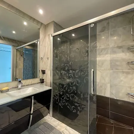 Apartment Spacious 3 Bedroom W/ Pools, Gardens & Tennis