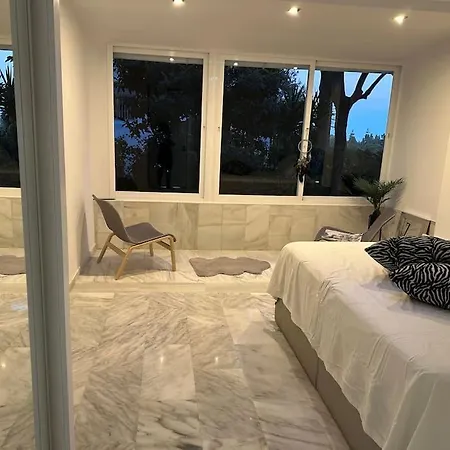 Spacious 3 Bedroom W/ Pools, Gardens & Tennis Apartment *