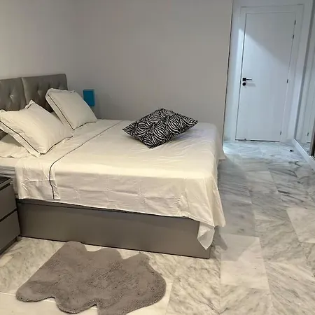 Spacious 3 Bedroom W/ Pools, Gardens & Tennis Apartment
