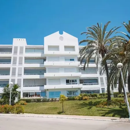 Spacious 3 Bedroom W/ Pools, Gardens & Tennis Apartment *