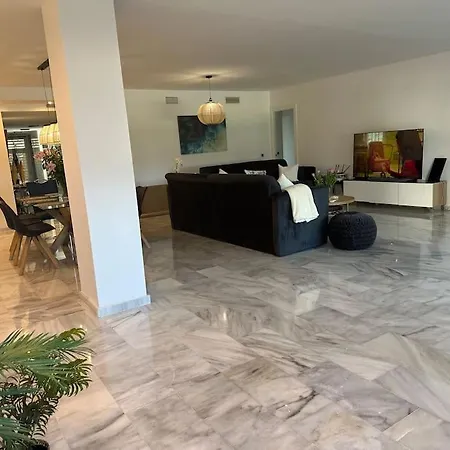 Spacious 3 Bedroom W/ Pools, Gardens & Tennis Apartment *